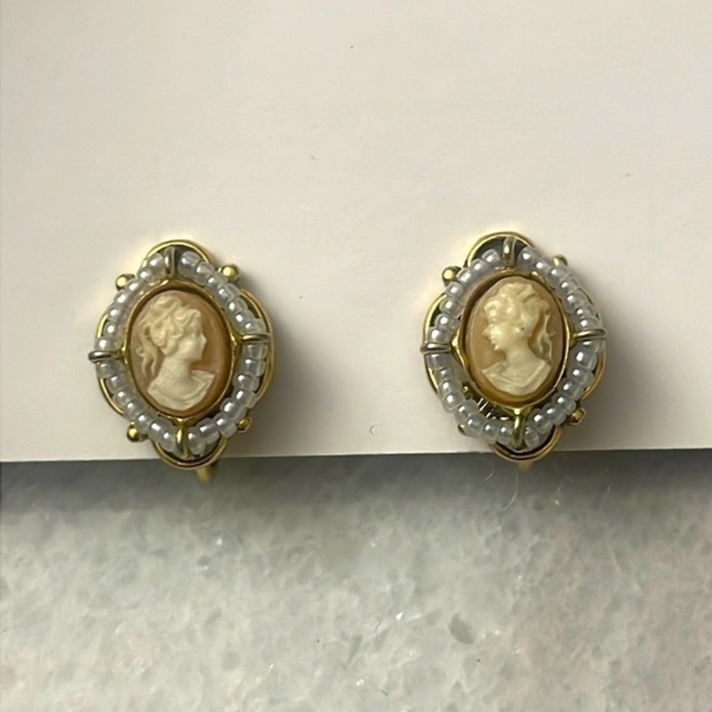 Earrings Cameo clip on faux Pearl gold-tone antique style earrings